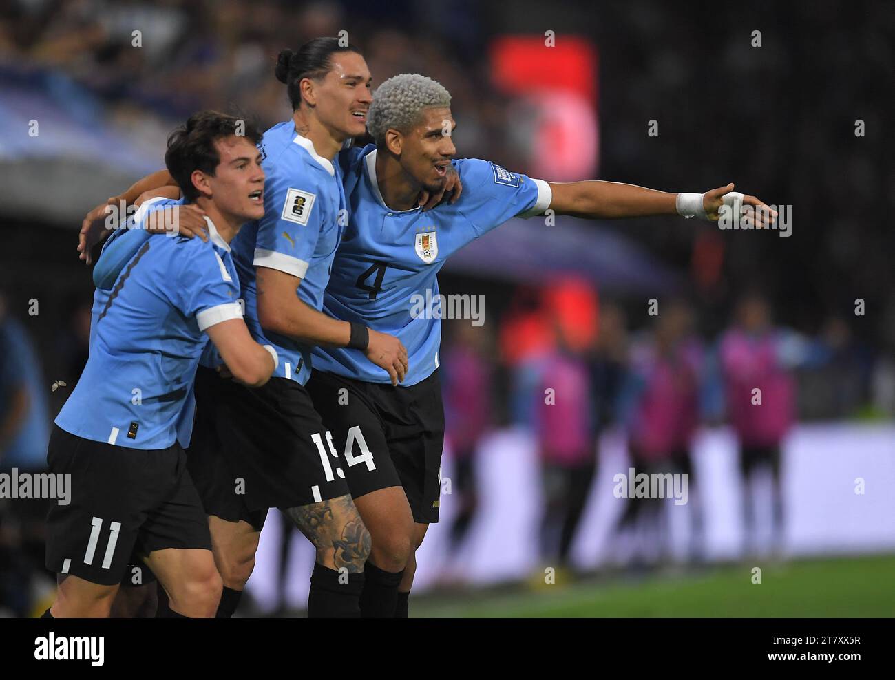 Buenos Aires, Argentine. 16 novembre 2023. Football : qualification à la coupe du monde Amérique du Sud, Argentine - Uruguay, match 5 au stade de la Bombonera : l'Uruguay Ronald Araujo (r) célèbre avec ses coéquipiers alors que son équipe gagne 1-0. Crédit : Fernando gens/dpa/Alamy Live News Banque D'Images