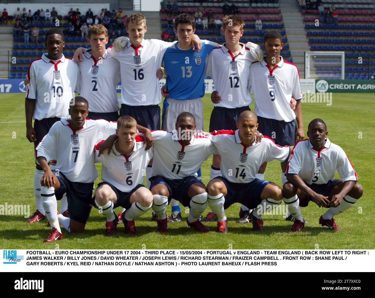 FOOTBALL - CHAMPIONNAT DE L'EURO MOINS DE 17 2004 ANS - TROISIÈME PLACE - 15/05/2004 - PORTUGAL - ANGLETERRE - ÉQUIPE D'ANGLETERRE ( RANGÉE ARRIÈRE GAUCHE À DROITE : JAMES WALKER / BILLY JONES / DAVID WHEATER / JOSEPH LEWIS / RICHARD STEARMAN / FRAIZER CAMPBELL . PREMIÈRE RANGÉE : SHANE PAUL / GARY ROBERTS / KYEL REID / NATHAN DOYLE / NATHAN ASHTON ) - PHOTO LAURENT BAHEUX / PRESSE FLASH Banque D'Images