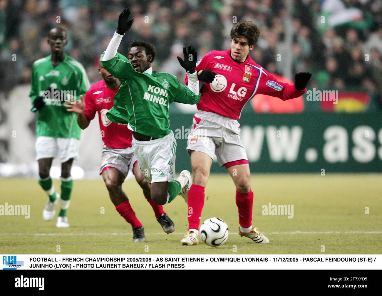 FOOTBALL - CHAMPIONNAT DE FRANCE 2005/2006 - AS SAINT ETIENNE - OLYMPIQUE LYONNAIS - 11/12/2005 - PASCAL FEINDOUNO (ST-E) / JUNINHO (LYON) - PHOTO LAURENT BAHEUX / FLASH PRESS Banque D'Images