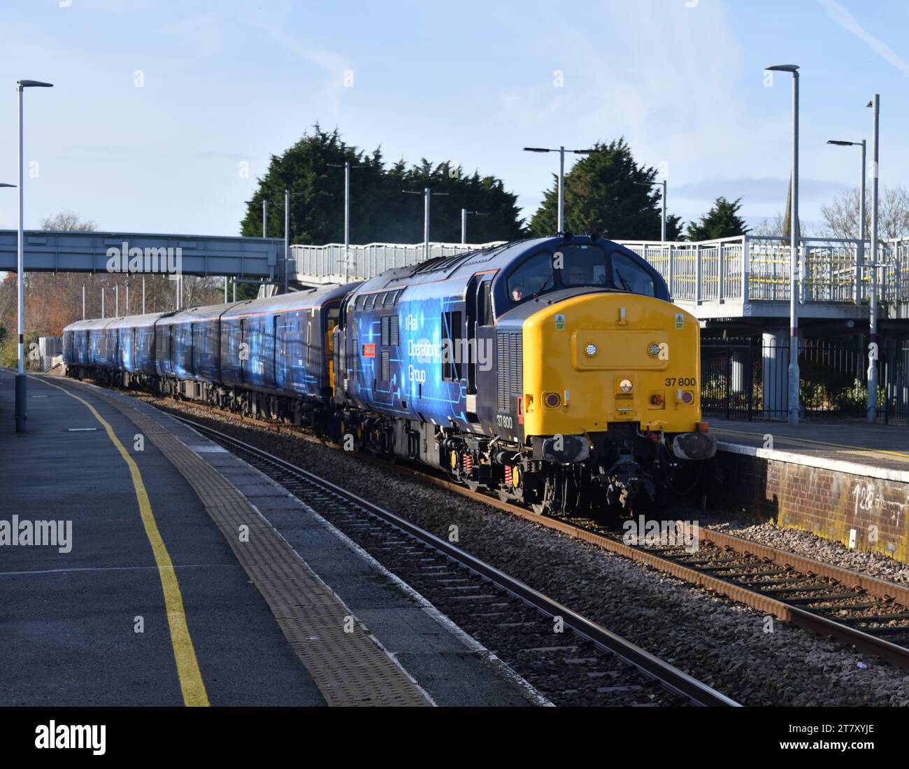 English Electric Class 37 Type 3 locomotive 37800 Cassiopeia transportant ROG Orion Logistics 768001 à travers Uttoxeter pour stockage à Castle Donington EMDC Banque D'Images