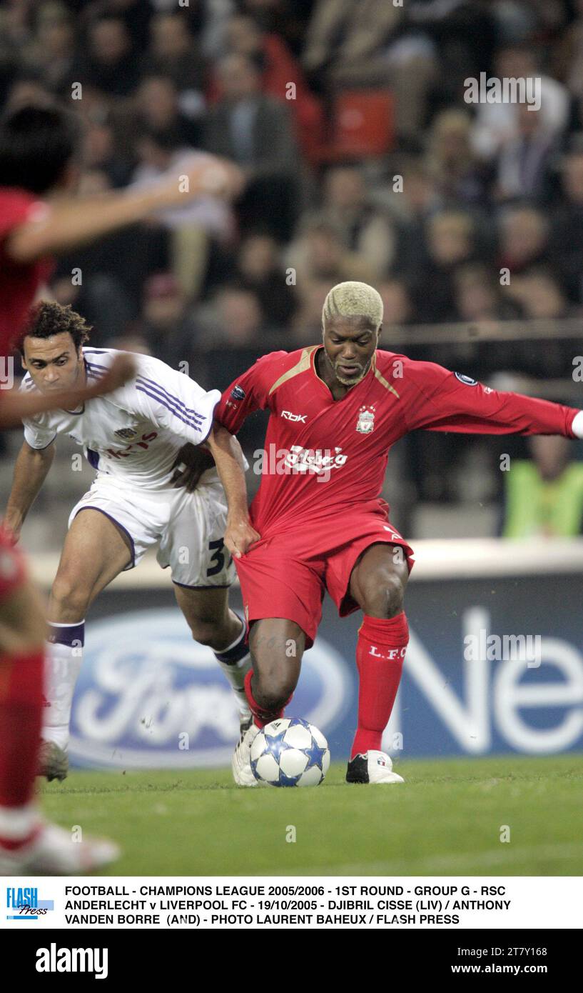FOOTBALL - LIGUE DES CHAMPIONS 2005/2006 - 1E TOUR - GROUPE G - RSC ANDERLECHT - LIVERPOOL FC - 19/10/2005 - DJIBRIL CISSE (LIV) / ANTHONY VANDEN BORRE (AND) - PHOTO LAURENT BAHEUX / FLASH PRESS Banque D'Images