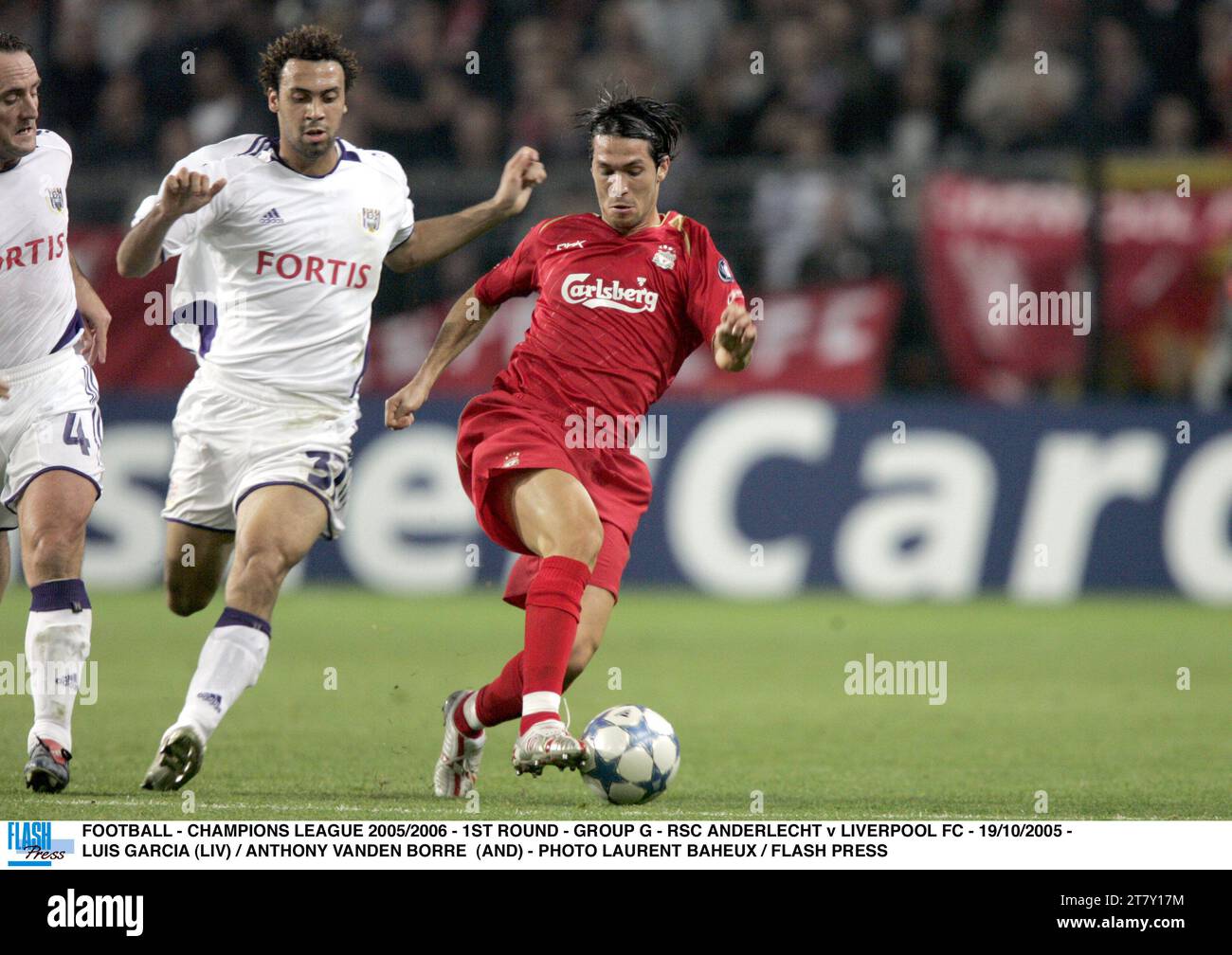 FOOTBALL - LIGUE DES CHAMPIONS 2005/2006 - 1E TOUR - GROUPE G - RSC ANDERLECHT - LIVERPOOL FC - 19/10/2005 - LUIS GARCIA (LIV) / ANTHONY VANDEN BORRE (AND) - PHOTO LAURENT BAHEUX / FLASH PRESS Banque D'Images