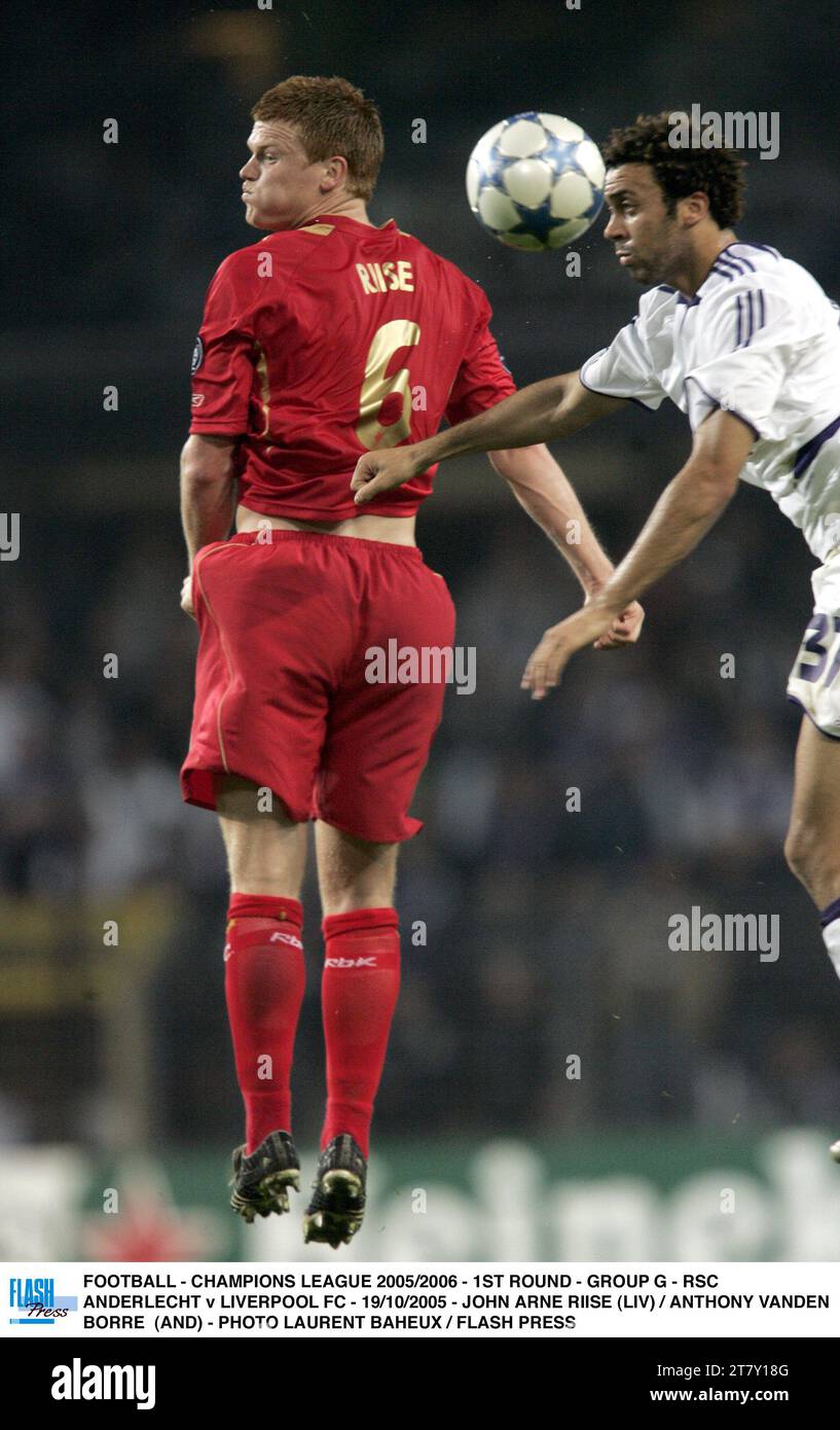 FOOTBALL - LIGUE DES CHAMPIONS 2005/2006 - 1E TOUR - GROUPE G - RSC ANDERLECHT - LIVERPOOL FC - 19/10/2005 - JOHN ARNE RIISE (LIV) / ANTHONY VANDEN BORRE (AND) - PHOTO LAURENT BAHEUX / FLASH PRESS Banque D'Images