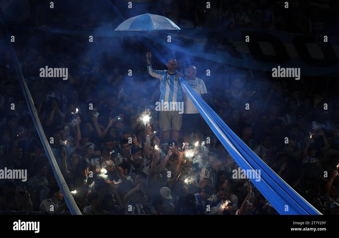 Buenos Aires, Argentine. 16 novembre 2023. Football : qualification pour la coupe du monde Amérique du Sud, Argentine - Uruguay, jour de match 5 au stade de la Bombonera : les supporters argentins espèrent la victoire. Crédit : Fernando gens/dpa/Alamy Live News Banque D'Images