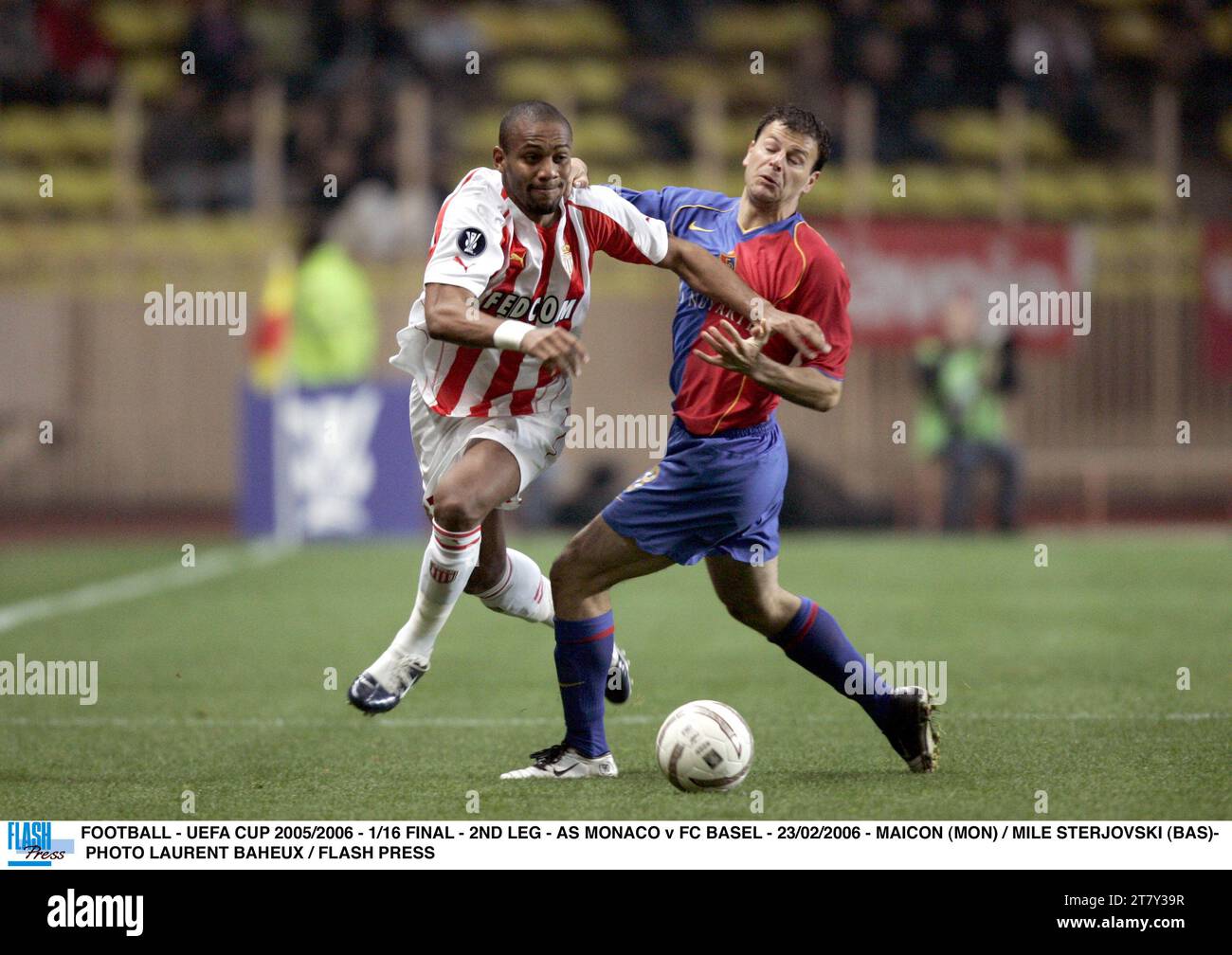 FOOTBALL - COUPE UEFA 2005/2006 - 1/16 FINALE - 2E ÉTAPE - AS MONACO V FC BASEL - 23/02/2006 - MAICON (MON) / MILE STERJOVSKI (BAS)- PHOTO LAURENT BAHEUX / FLASH PRESS Banque D'Images