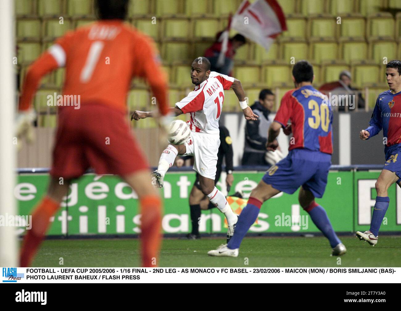 FOOTBALL - COUPE UEFA 2005/2006 - 1/16 FINALE - 2E ÉTAPE - AS MONACO - FC BÂLE - 23/02/2006 - MAICON (MON) / BORIS SMILJANIC (BAS)- PHOTO LAURENT BAHEUX / FLASH PRESS Banque D'Images