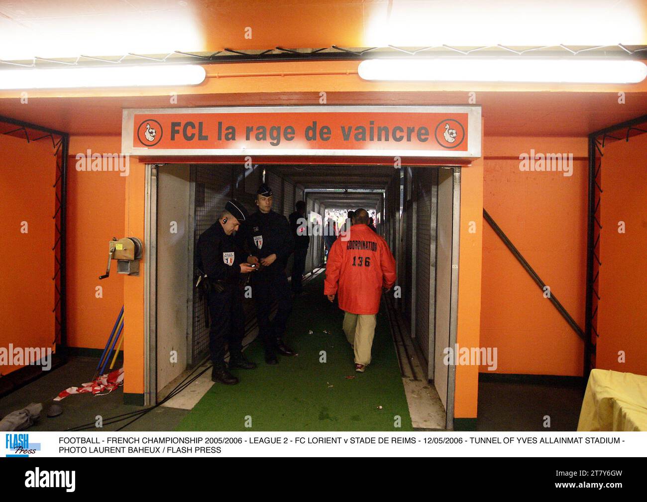 FOOTBALL - CHAMPIONNAT DE FRANCE 2005/2006 - LIGUE 2 - FC LORIENT - STADE DE REIMS - 12/05/2006 - TUNNEL DU STADE YVES ALLAINMAT - PHOTO LAURENT BAHEUX / FLASH PRESS Banque D'Images