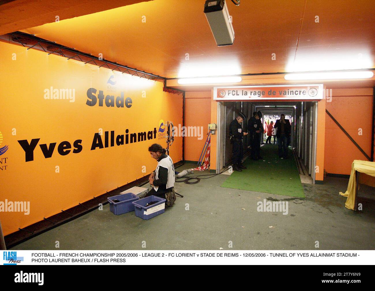 FOOTBALL - CHAMPIONNAT DE FRANCE 2005/2006 - LIGUE 2 - FC LORIENT - STADE DE REIMS - 12/05/2006 - TUNNEL DU STADE YVES ALLAINMAT - PHOTO LAURENT BAHEUX / FLASH PRESS Banque D'Images