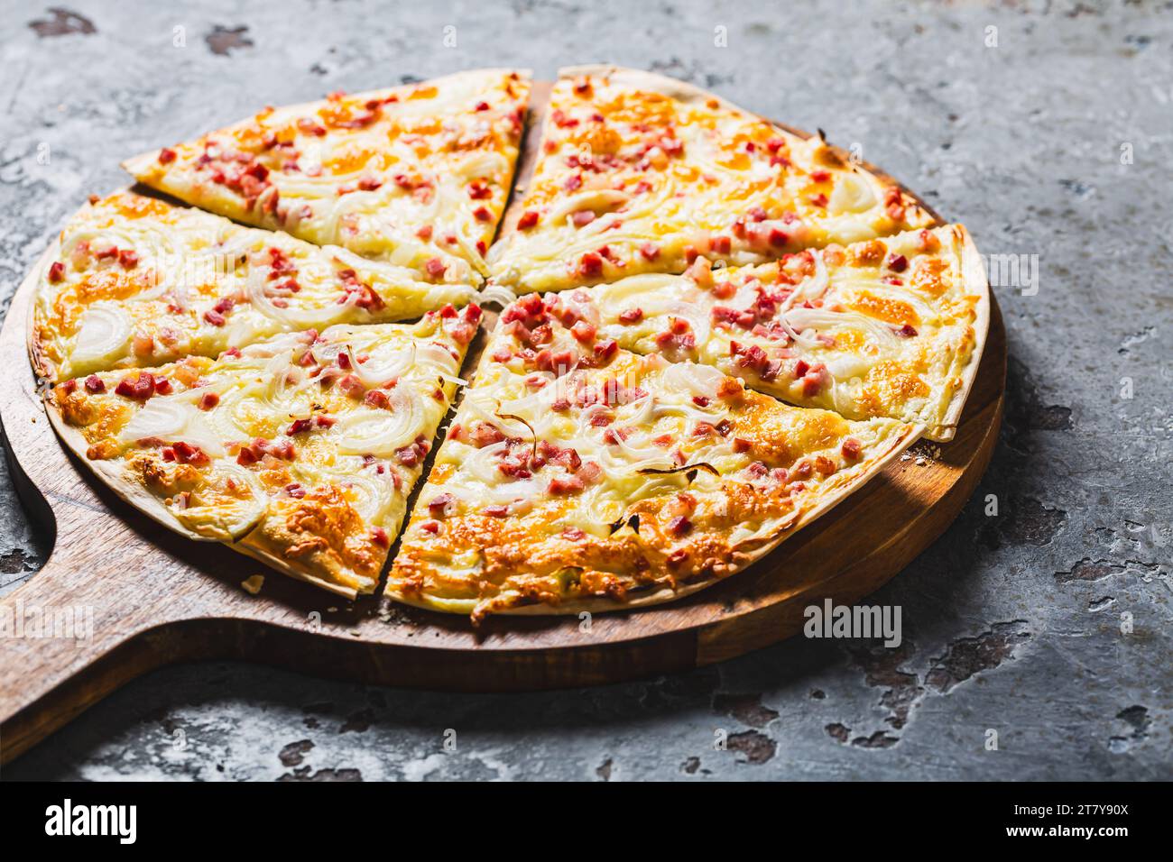 Tarte flambee traditionnelle française avec fromage à la crème, bacon et oignons. Flammkuchen de la région Alsace. Gâteau à la flamme. Banque D'Images