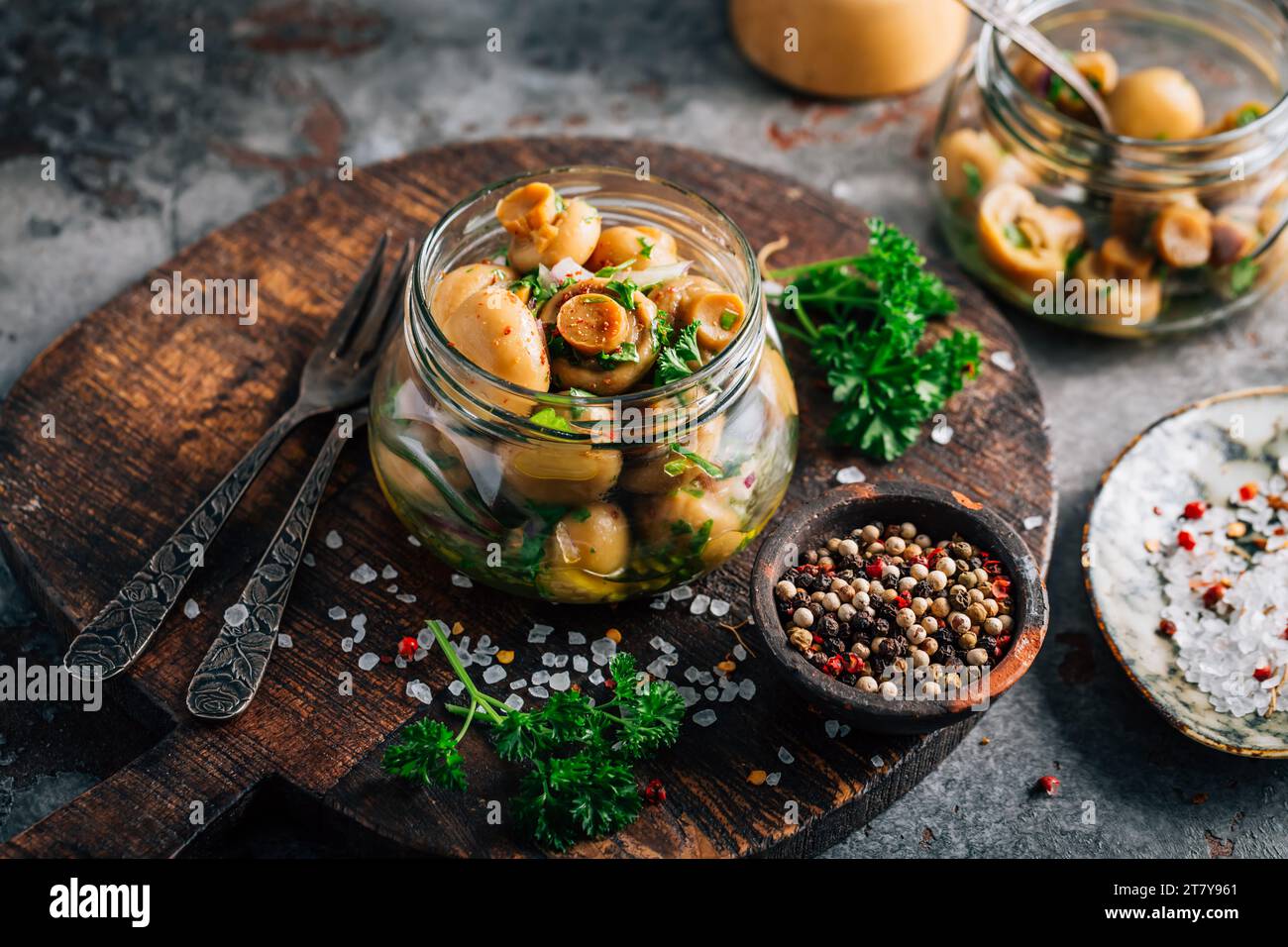 Champignons marinés maison dans un bocal avec des épices Banque D'Images