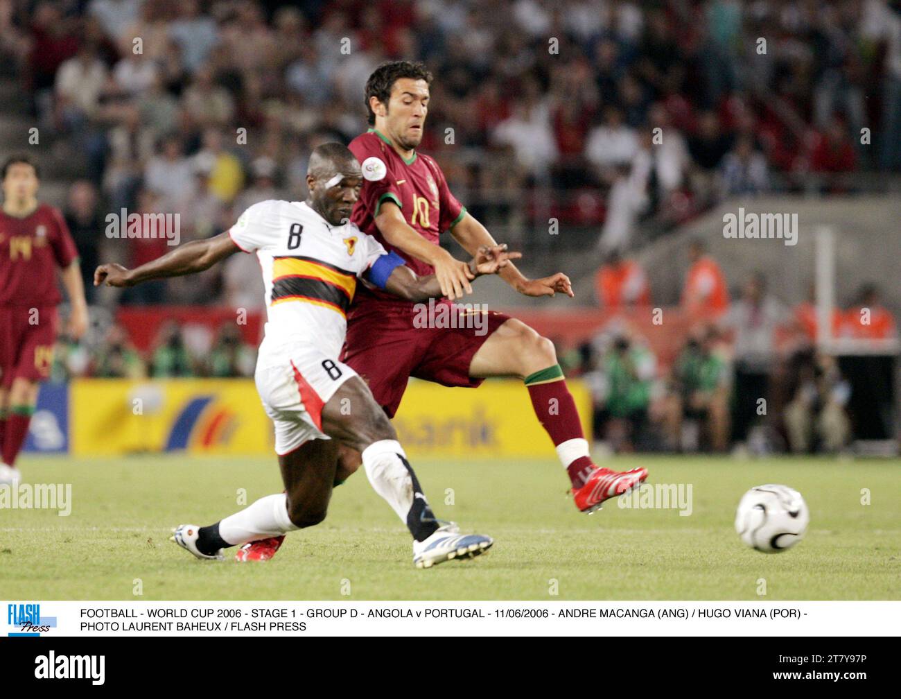 FOOTBALL - COUPE DU MONDE 2006 - ÉTAPE 1 - GROUPE D - ANGOLA - PORTUGAL - 11/06/2006 - ANDRÉ MACANGA (ANG) / HUGO VIANA (POR) - PHOTO LAURENT BAHEUX / FLASH PRESS Banque D'Images