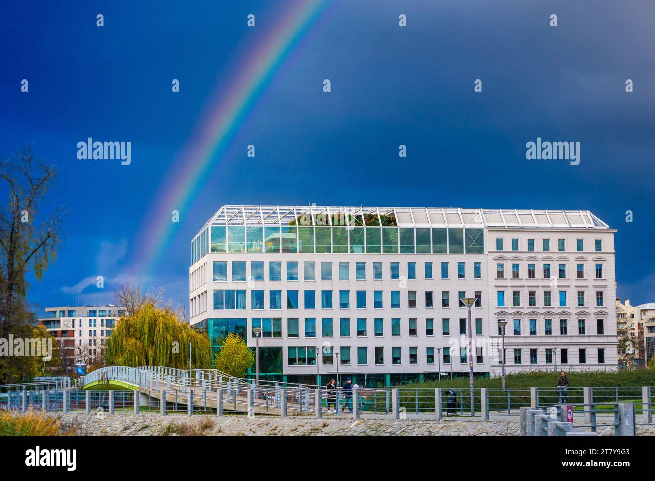 Wrocław, Pologne - 16.11.2023 : Arc-en-ciel sur l'île de Słodowa et immeuble de bureaux de Concordia Design à Wroclaw Banque D'Images