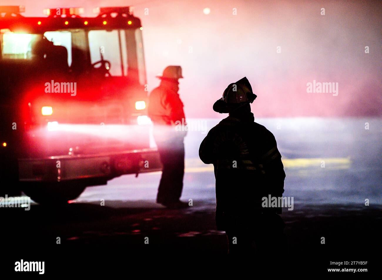 Pompiers en action pour combattre un incendie spectaculaire à la cour forestière RK Miles à Montpelier, VT, Nouvelle-Angleterre, États-Unis. Banque D'Images