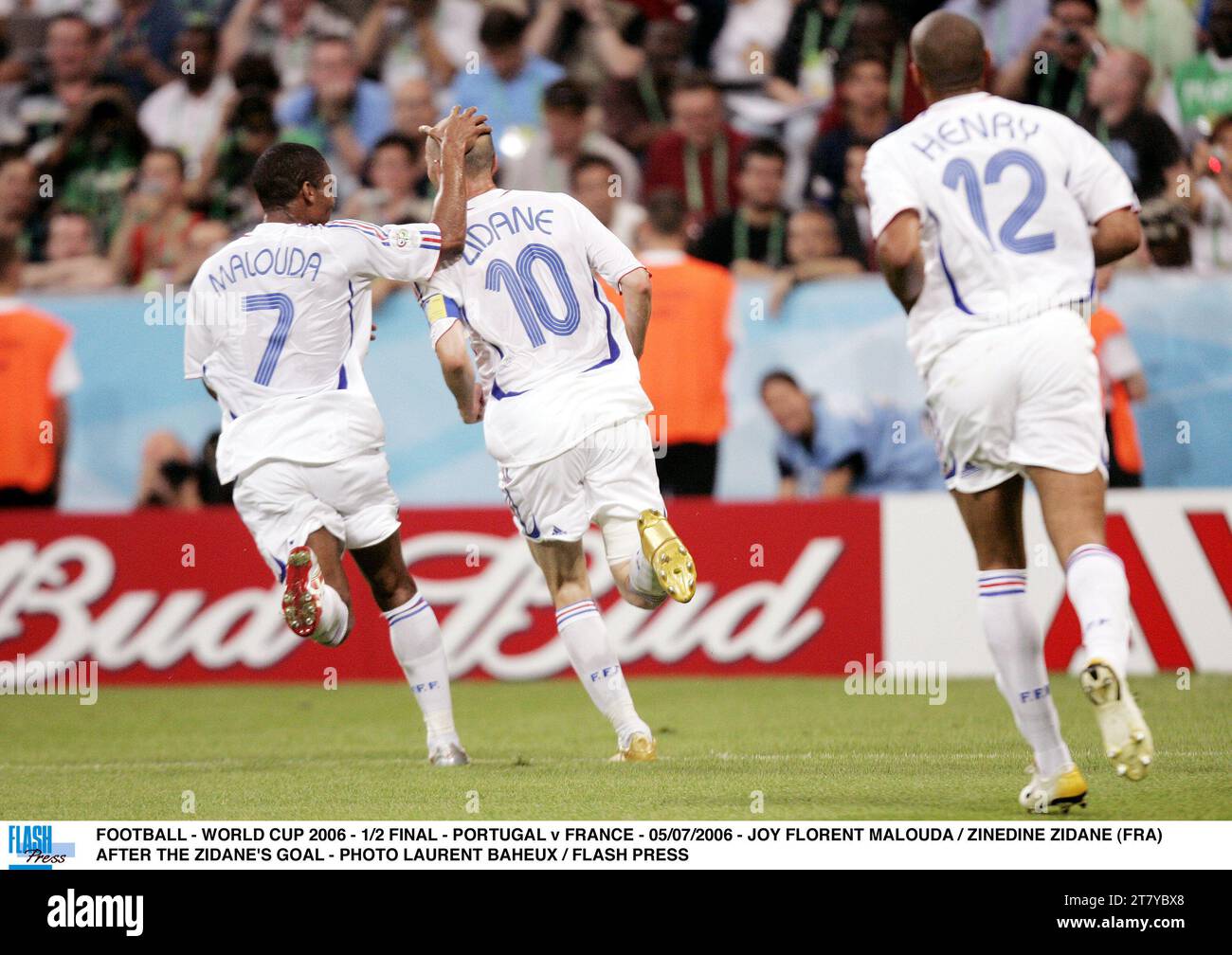 FOOTBALL - COUPE DU MONDE 2006 - 1/2 FINAL - PORTUGAL - FRANCE - 05/07/2006 - JOY FLORENT MALOUDA / ZINEDINE ZIDANE (FRA) APRÈS LE BUT DE ZIDANE - PHOTO LAURENT BAHEUX / FLASH PRESS Banque D'Images