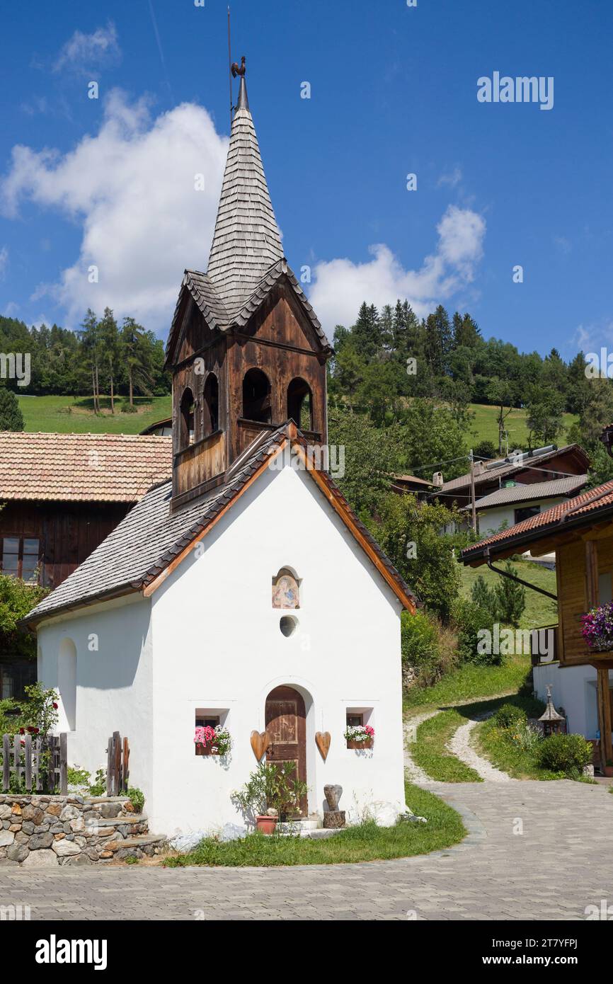 Chapelle du village alpin à Raminges, près de Vipiteno / Sterzing, Tyrol du Sud / Sudtirol / Alto Adige, Italie, en été. Banque D'Images