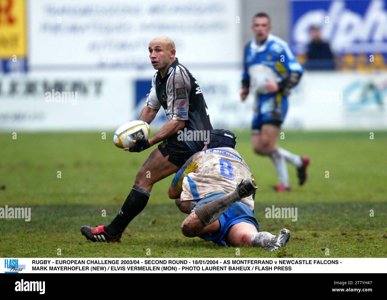 RUGBY - DÉFI EUROPÉEN 2003/04 - 2E TOUR - 18/01/2004 - AS MONTFERRAND V NEWCASTLE FALCONS - MARK MAYERHOFLER (NOUVEAU) / ELVIS VERMEULEN (MON) - PHOTO LAURENT BAHEUX / FLASH PRESS Banque D'Images