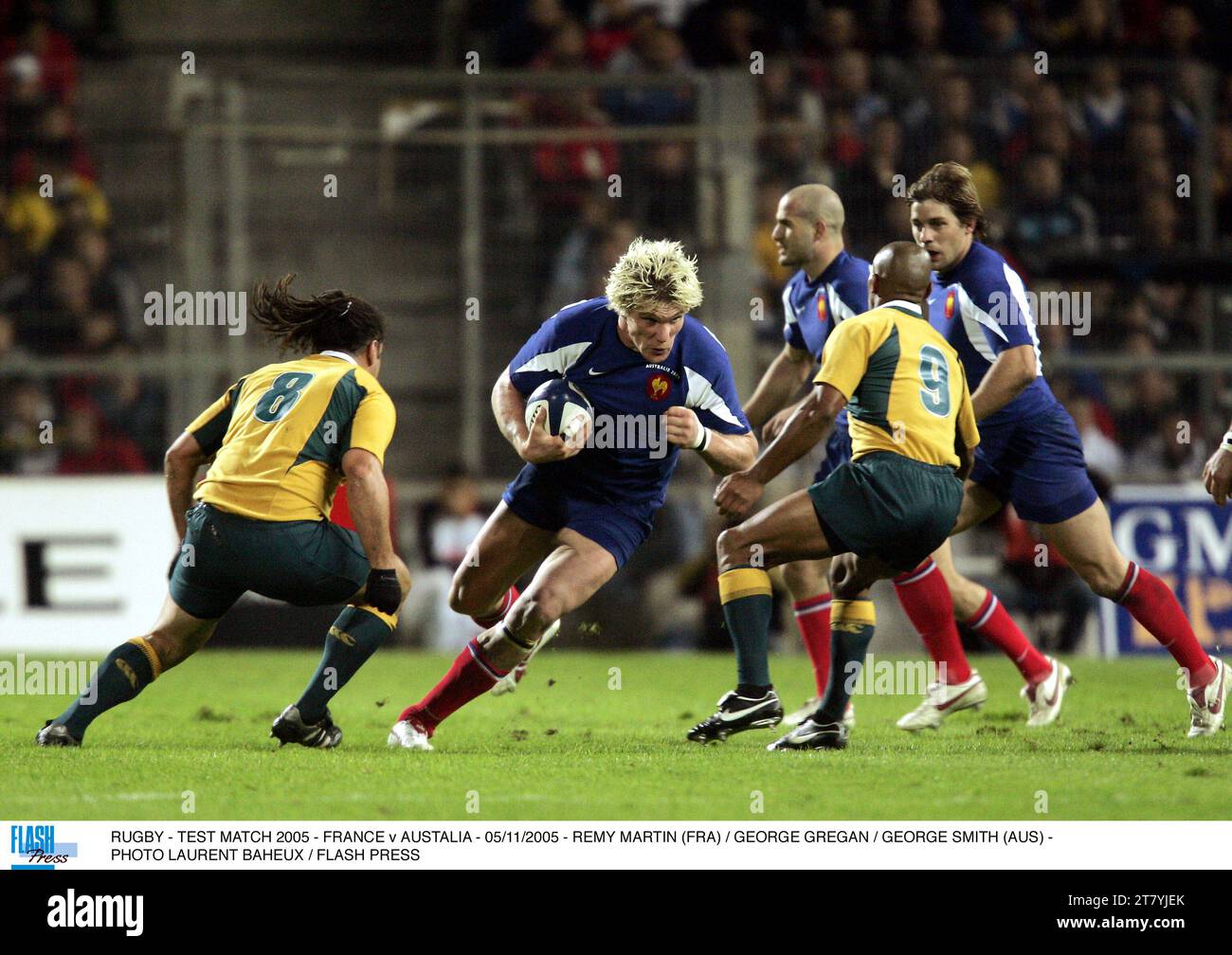 RUGBY - TEST MATCH 2005 - FRANCE V AUSTALIA - 05/11/2005 - REMY MARTIN (FRA) / GEORGE GREGAN / GEORGE SMITH (AUS) - PHOTO LAURENT BAHEUX / FLASH PRESS Banque D'Images