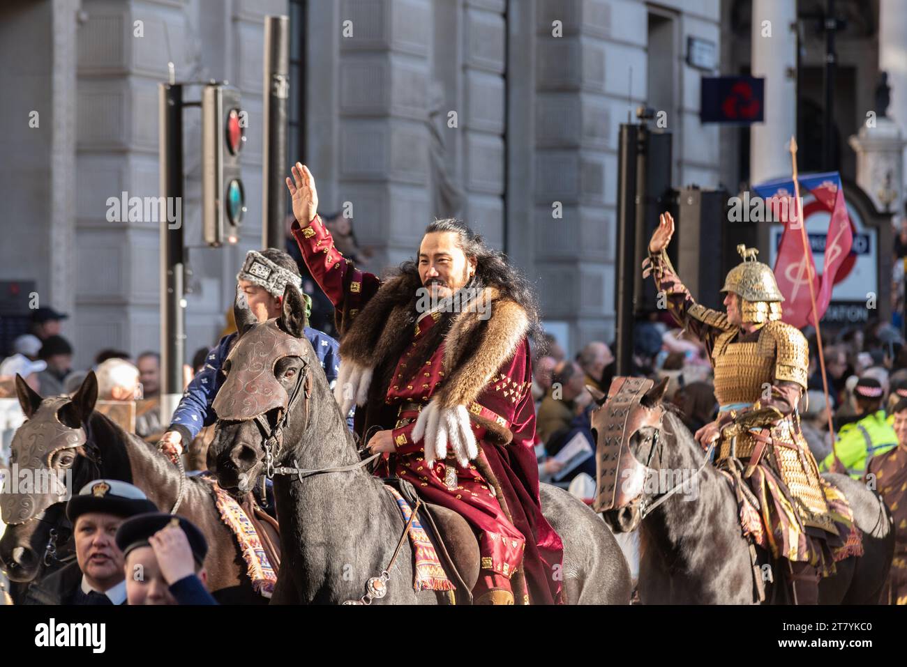 Les coureurs de la production théâtrale Mongol Khan au Lord Mayor's Show procession 2023 à Poultry, dans la ville de Londres, Royaume-Uni Banque D'Images