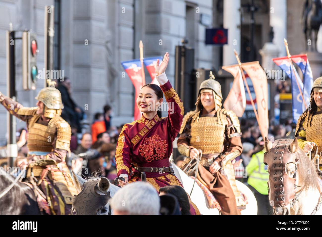 Les coureurs de la production théâtrale Mongol Khan au Lord Mayor's Show procession 2023 à Poultry, dans la ville de Londres, Royaume-Uni Banque D'Images
