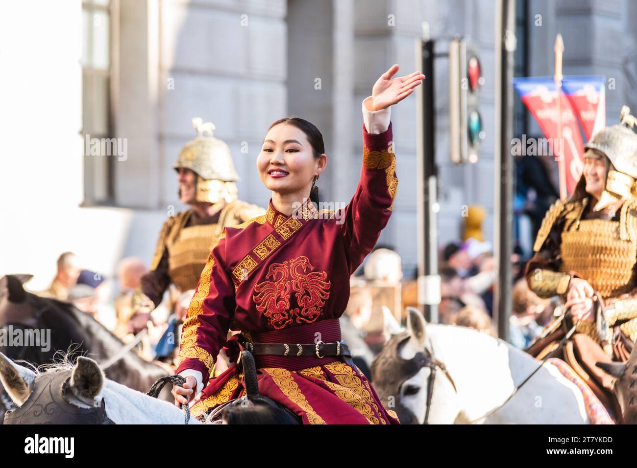 Les coureurs de la production théâtrale Mongol Khan au Lord Mayor's Show procession 2023 à Poultry, dans la ville de Londres, Royaume-Uni Banque D'Images