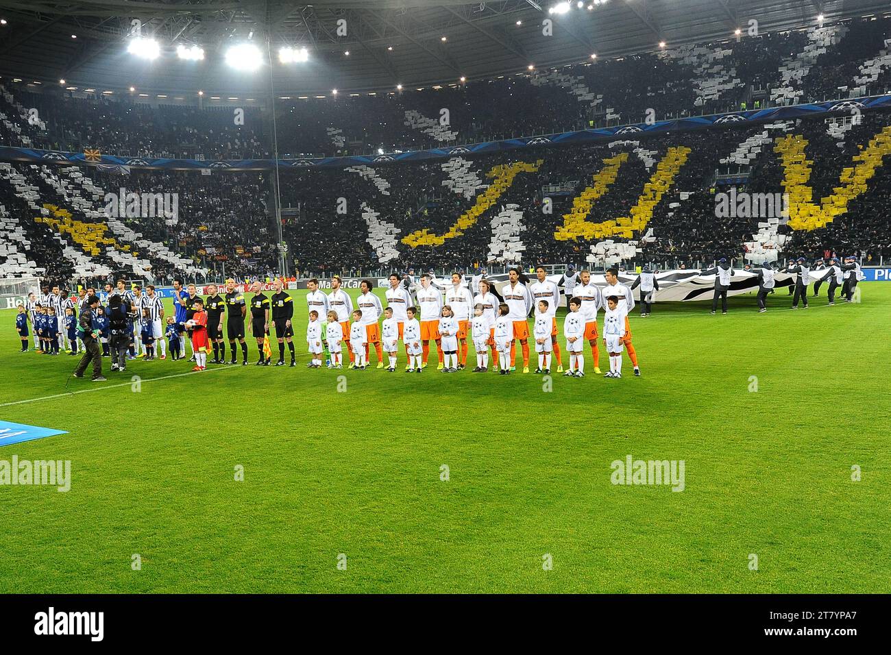 L'équipe de la Juventus FC et l'équipe du Real Madrid CF s'alignent avant le match de football B de l'UEFA Champions League 2013/2014 entre la Juventus FC et le Real Madrid CF le 05 novembre 2013 à Turin, en Italie. Photo Massimo Cebrelli / DPPI Banque D'Images