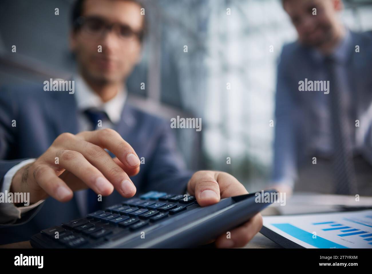 L'homme d'affaires le calcul de budgets, factures et conseiller financier à travailler. Banque D'Images