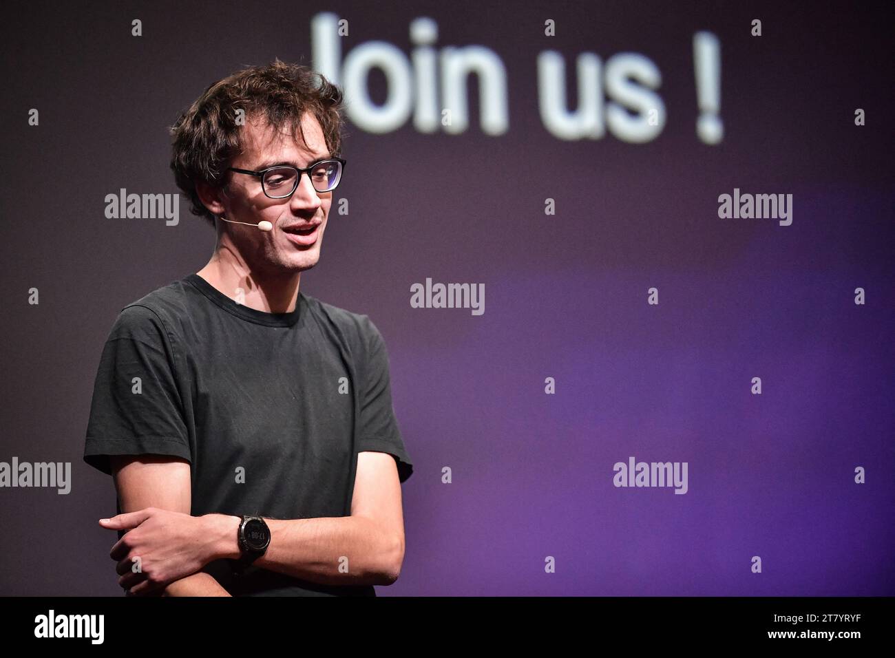 Paris, France. 17 novembre 2023. Co-fondateur et PDG de Mistral ai Arthur Mensch s'adresse au public lors de la conférence européenne sur l'intelligence artificielle ai-PULSE à Paris le 17 novembre 2023. Photo de Firas Abdullah/ABACAPRESS.COM crédit : Abaca Press/Alamy Live News Banque D'Images