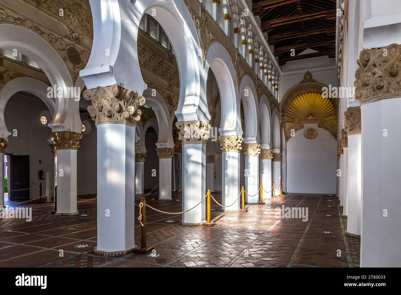 Tolède, Espagne, 08.10.21. Synagogue de Santa Maria la Blanca (synagogue Ibn Shoshan), allée centrale de la nef, piliers blancs avec chapiteaux dorés et niche Banque D'Images