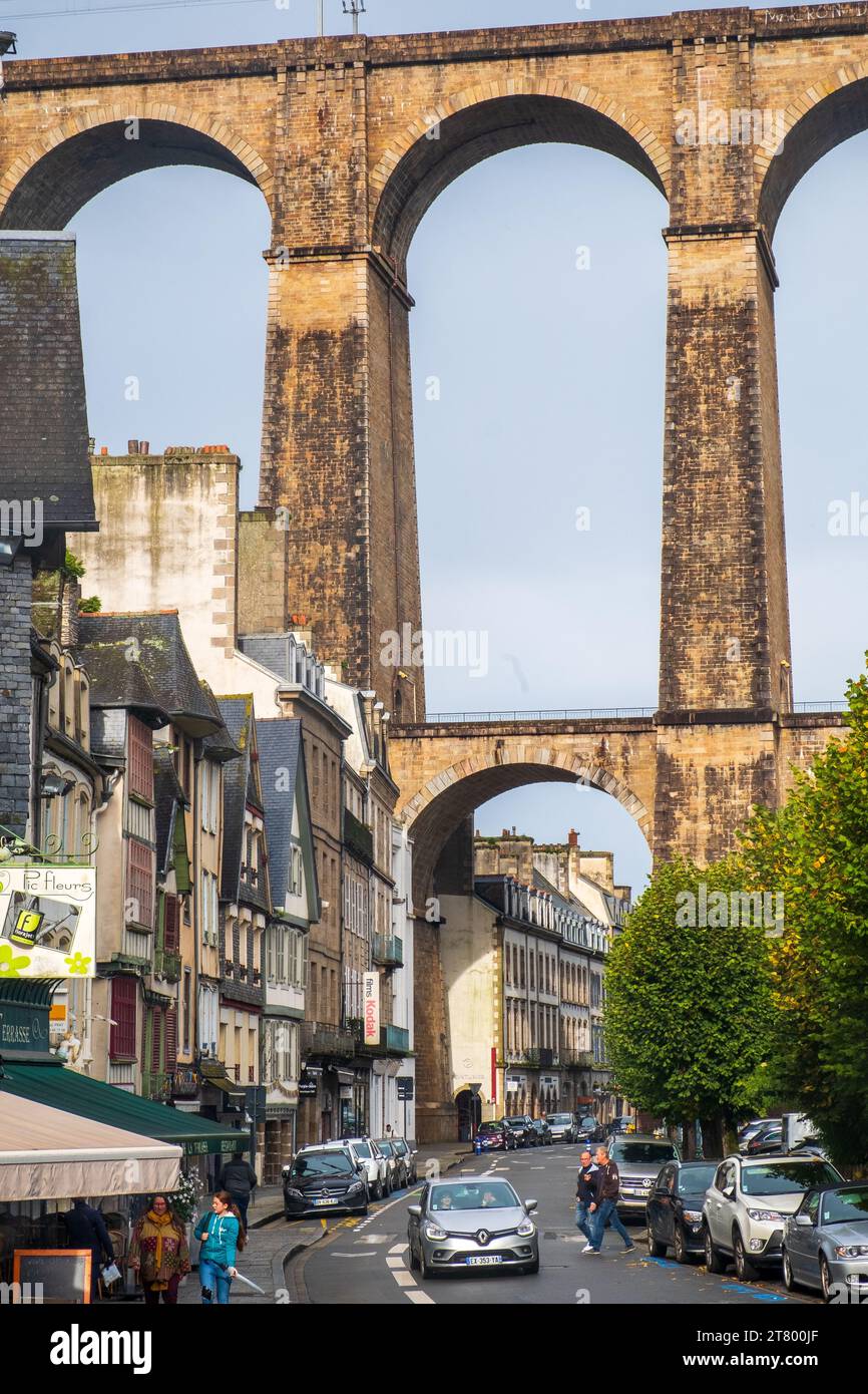 Place des otages sous le viaduc ferroviaire dans le centre-ville de Morlaix, Bretagne, France Banque D'Images