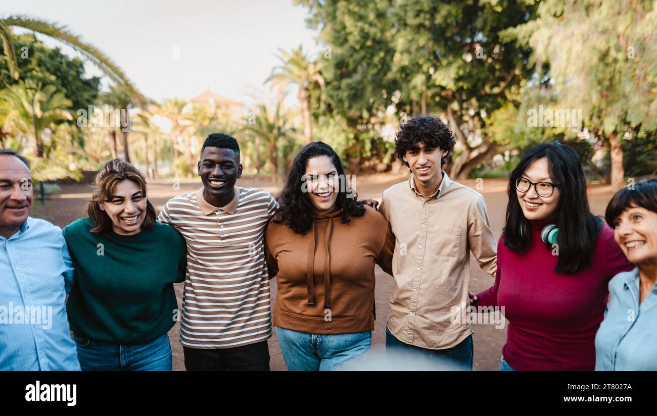 Heureux gens multigénérationnels avec différentes ethnies s'amusant ensemble dans un parc public - concept communautaire Banque D'Images