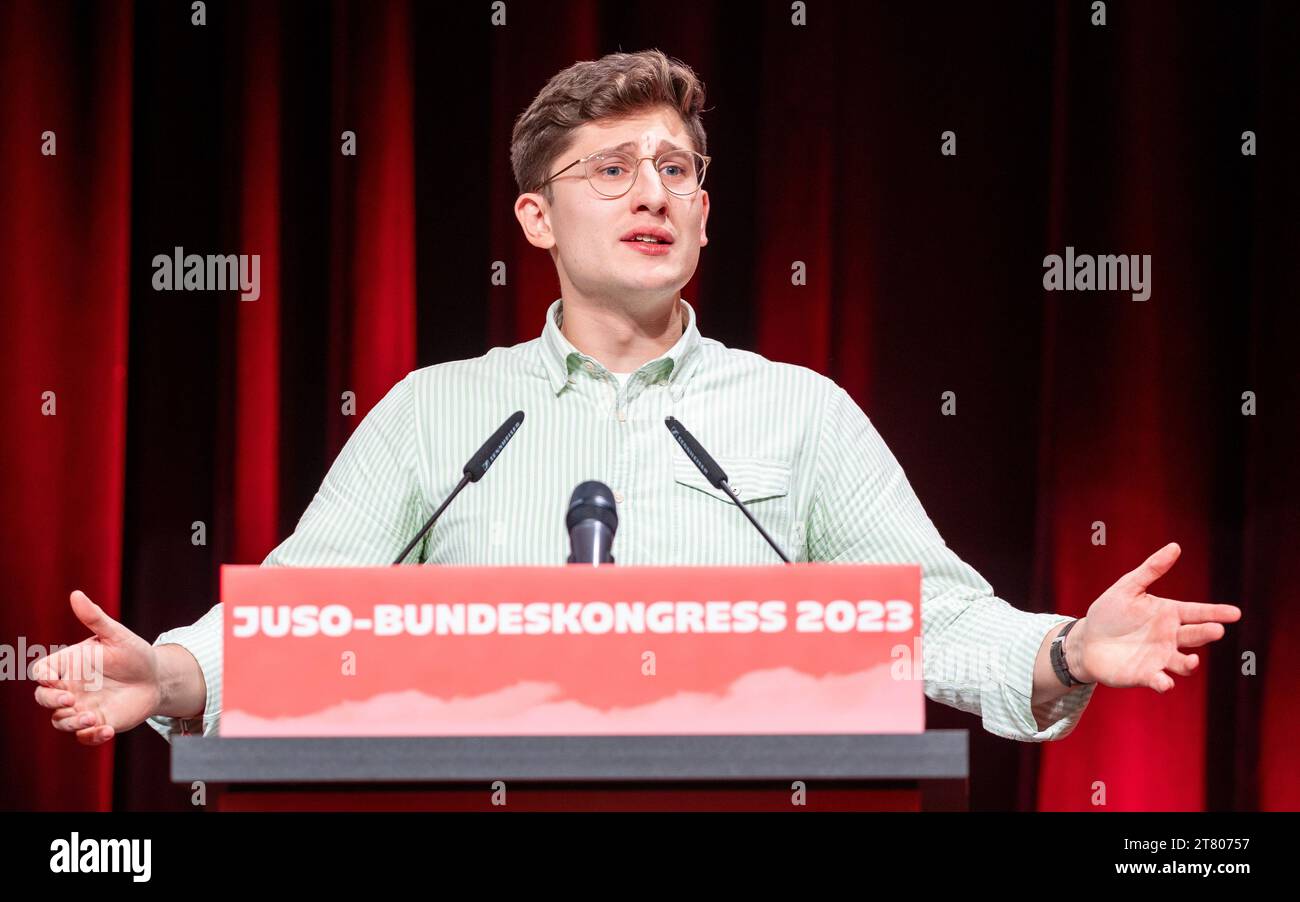 Brunswick, Allemagne. 17 novembre 2023. Philipp Türmer, candidat à la présidence fédérale des jeunes socialistes (Jusos), prononce son discours de candidature au Congrès fédéral des jeunes socialistes (Jusos). Crédit : Moritz Frankenberg/dpa/Alamy Live News Banque D'Images