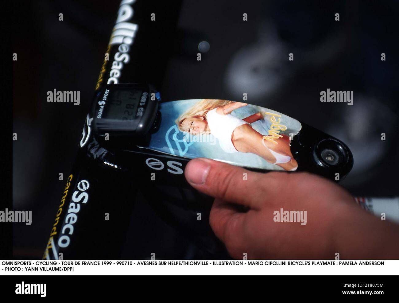 CYCLISME - TOUR DE FRANCE 1999 - 990710 - AVESNES SUR HELPE/THIONVILLE - ILLUSTRATION - MARIO CIPOLLINI PLAYMATE DE VÉLO : PAMELA ANDERSON - INSOLITE - PHOTO : YANN VILLAUME/DPPI # 20000085 102 Banque D'Images CYCLISME - TOUR DE FRANCE 1999 - 990710 - AVESNES SUR HELPE/THIONVILLE - ILLUSTRATION - MARIO CIPOLLINI PLAYMATE DE VÉLO : PAMELA ANDERSON - INSOLITE - PHOTO : YANN VILLAUME/DPPI # 20000085 102 Banque D'Images