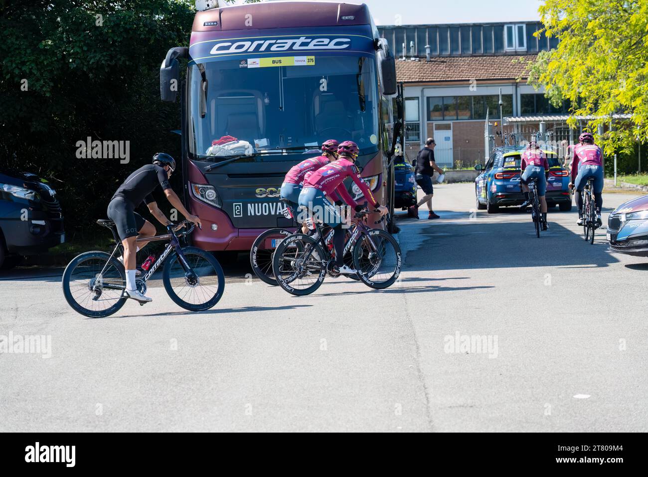 Montecchio Emilia, Emilia-Romagna Italie - Mai 17 2023 : vélos, coureurs et ressources du Giro d'Italia 2023, une course cycliste par étapes de 3 semaines du Grand Tour Banque D'Images