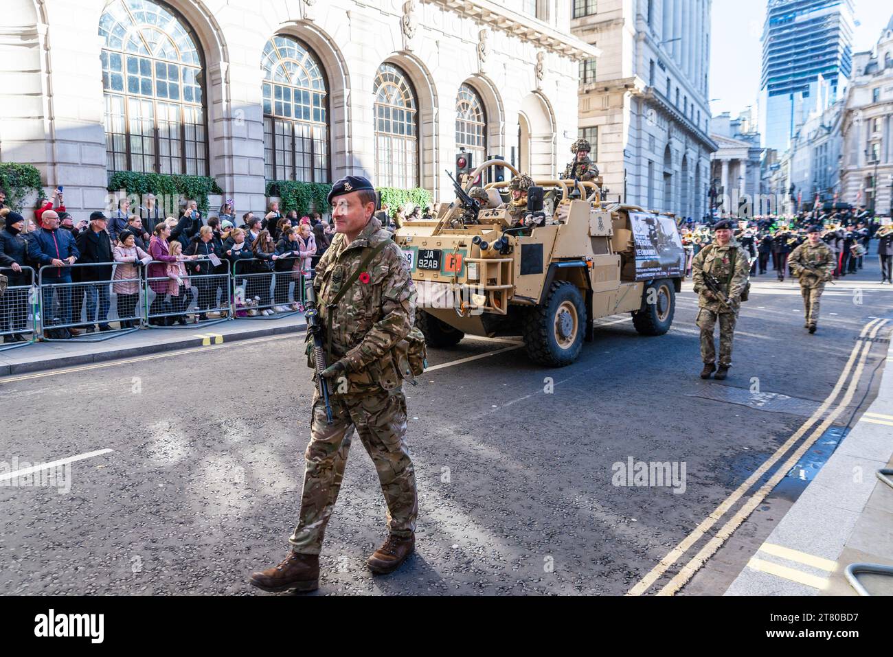 Le groupe Royal Yeomanry au Lord Mayor's Show procession 2023 à Poultry, dans la ville de Londres, Royaume-Uni. Supacat Jackal ou MWMIK de l'armée britannique Banque D'Images