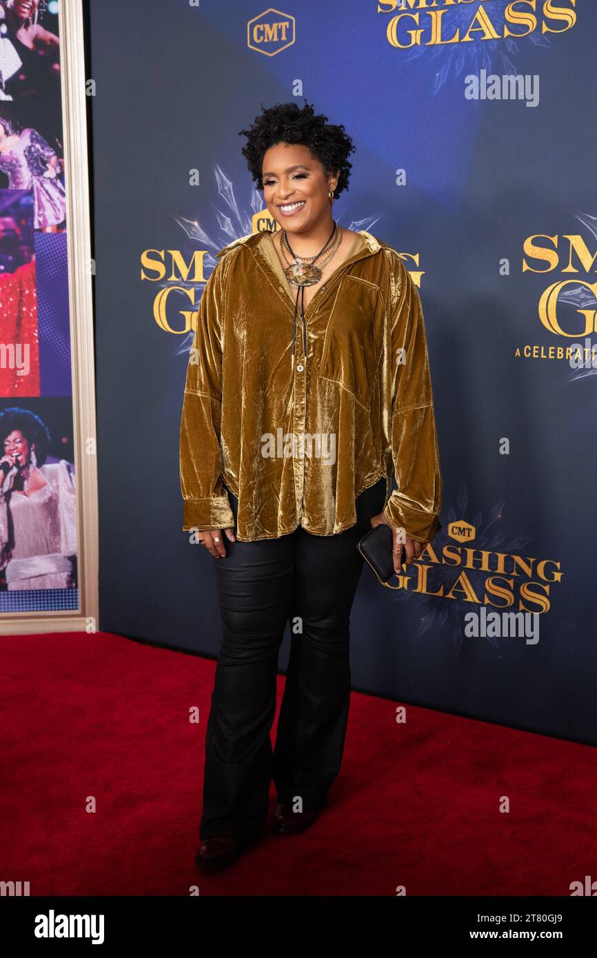 Nashville, États-Unis. 26 octobre 2023. Denitia, membre de CMT Equal Access, marche sur le tapis rouge avant l'enregistrement spécial de "CMT Smashing Glass" au Fisher Center de l'Université Belmont à Nashville, Tennessee, le 26 octobre 2023. (Photo de Kindell Buchanan/Sipa USA) crédit : SIPA USA/Alamy Live News Banque D'Images