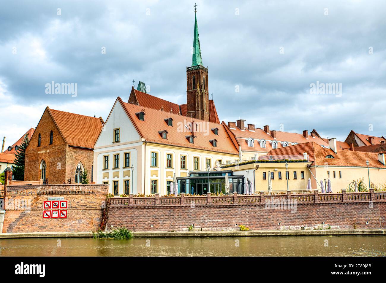 La rivière Oder (Odra) et l'église collégiale de la Sainte-Croix et Saint-Barthélemy. Île de la cathédrale, Ostrow Tumkski, Wroclaw, Pologne Banque D'Images