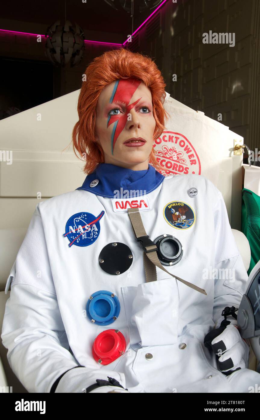 Figurine à la cire de David Bowie sous le couvert de Ziggy Stardust, portant un costume spatial. En exposition dans le magasin Clocktower vinyles Records. Bridport, Dorset, Royaume-Uni. Banque D'Images