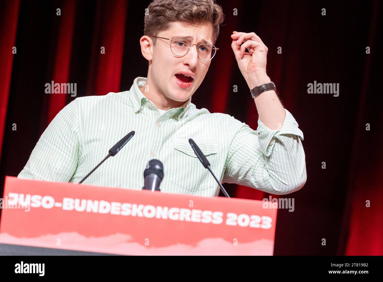 Brunswick, Allemagne. 17 novembre 2023. Philipp Türmer, candidat à la présidence fédérale des jeunes socialistes (Jusos), prononce son discours de candidature au Congrès fédéral des jeunes socialistes (Jusos). Crédit : Moritz Frankenberg/dpa/Alamy Live News Banque D'Images