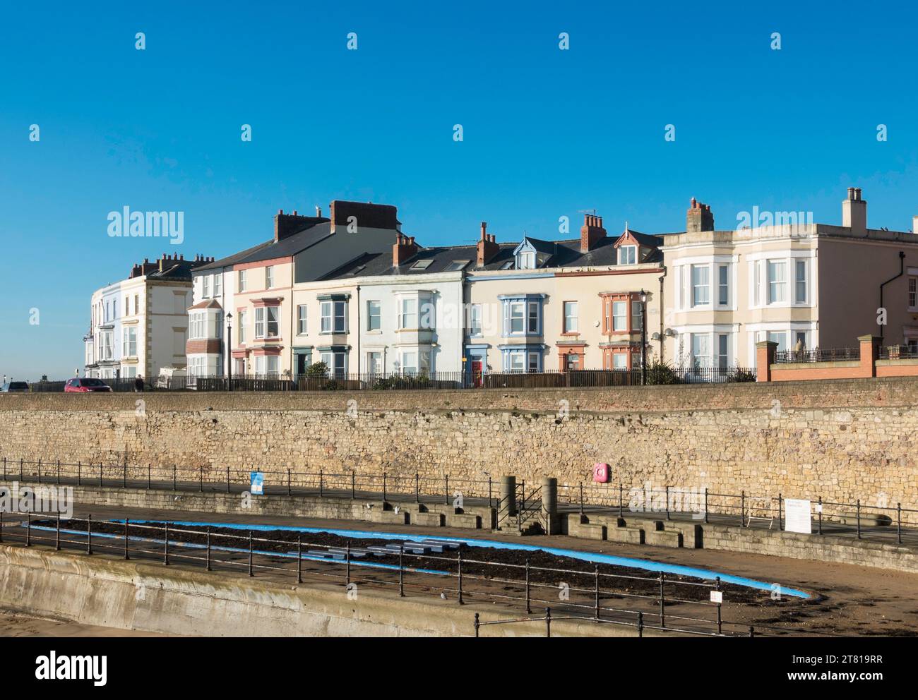 Le mur de soutènement classé du 14e siècle et une rangée de maisons à South Crescent, Headland, Hartlepool, Angleterre, Royaume-Uni Banque D'Images