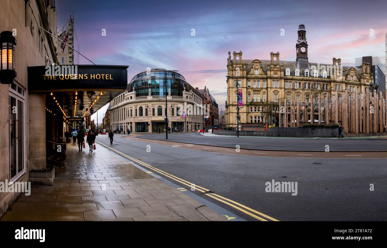 CITY SQUARE, LEEDS, ROYAUME-UNI - 14 NOVEMBRE 2023. Panorama sur les bâtiments historiques, y compris le Queens Hotel dans la zone piétonne nouvellement à C. Banque D'Images