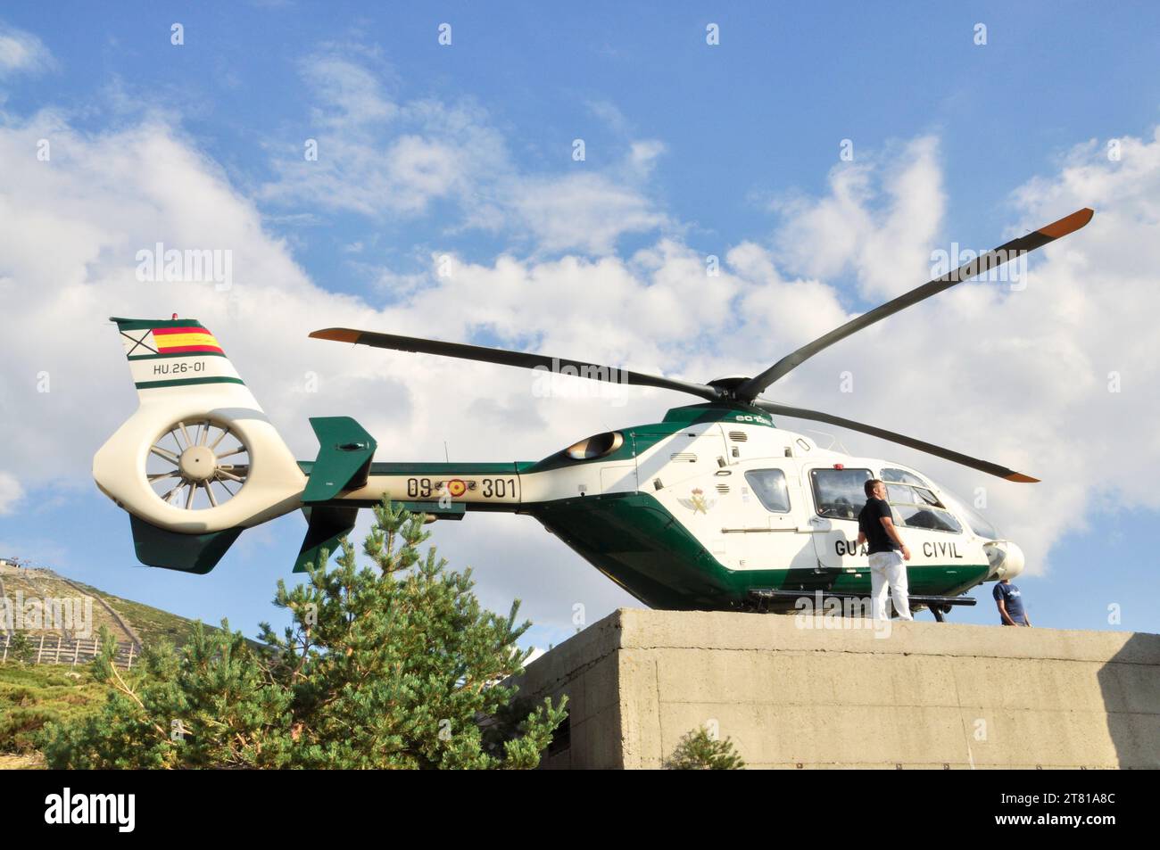 Un plan détaillé d'un hélicoptère de la Guardia civil stationné au sol Banque D'Images