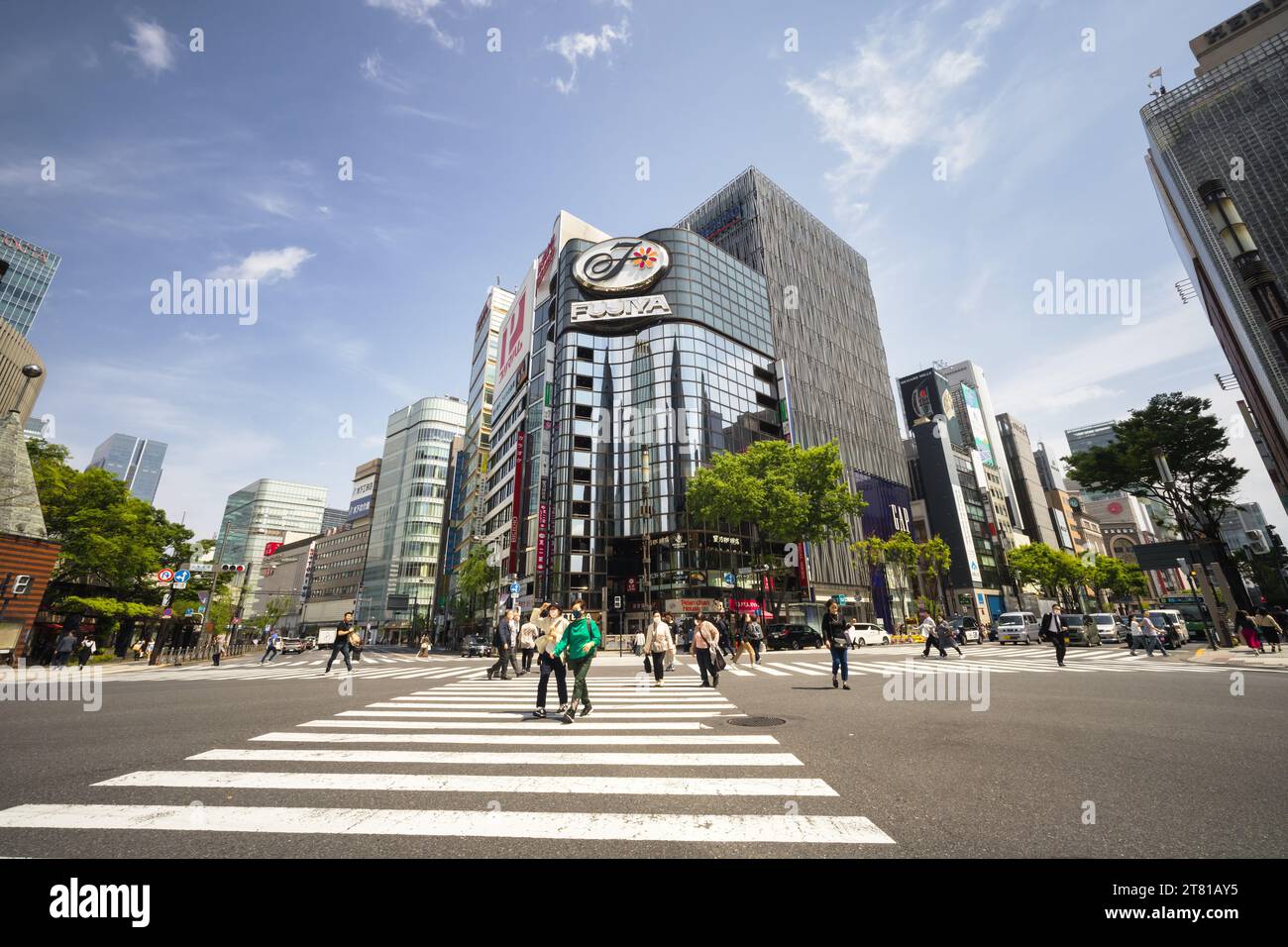 Tokyo, Japon - 12 avril 2023 : Fujiya Building et Sukiyabashi Crossing à Ginza, Chuo City, Tokyo. Fujiya est une chaîne nationale de confiserie sto Banque D'Images