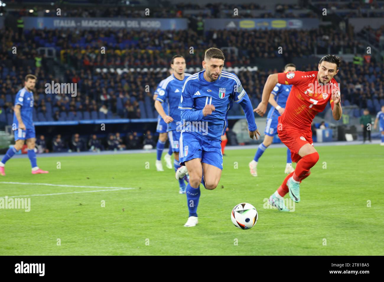 Roma, Latium, Italie. 17 novembre 2023. Domenico Berardi (Italie) - Eljif Elmas (Macédoine du Nord) Roma, 17/11/2023, lors du match de football valable pour les qualifications pour l'EURO 2024, entre les équipes nationales d'Italie et de Macédoine au stade olympique de Rome (crédit image : © Fabio Sasso/ZUMA Press Wire) À USAGE ÉDITORIAL UNIQUEMENT! Non destiné à UN USAGE commercial ! Banque D'Images