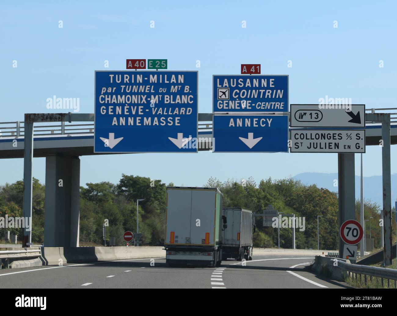 Panneaux routiers sur l'autoroute française pour rejoindre l'Italie par le tunnel du Mont blanc Banque D'Images