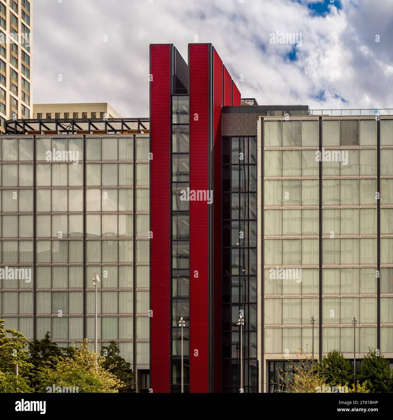 Immeuble de bureaux contemporain situé sur Endeavour Square, dans le quartier international du parc olympique Queen Elizabeth. Londres. Banque D'Images