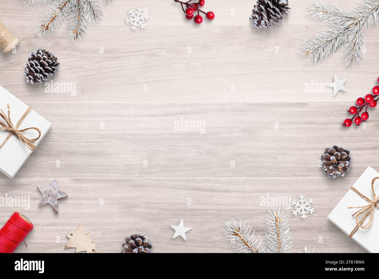 Vue de dessus plat Lay composition de Noël sur la table en bois avec des décorations de fête, avec espace de copie au centre Banque D'Images