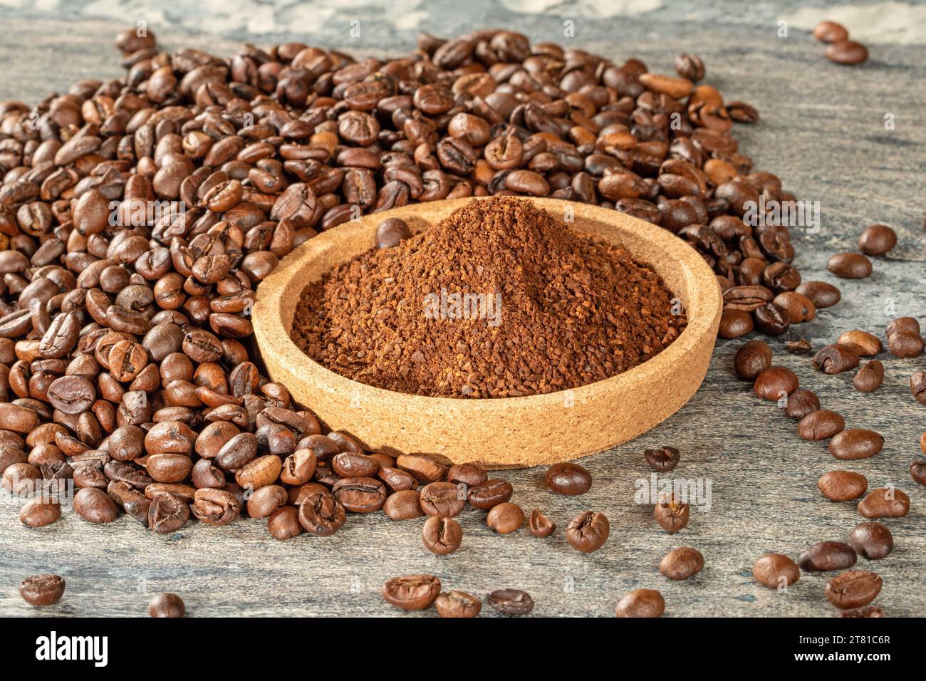 Thème du café. Soucoupe en liège remplie de granulés de café moulu. Banque D'Images