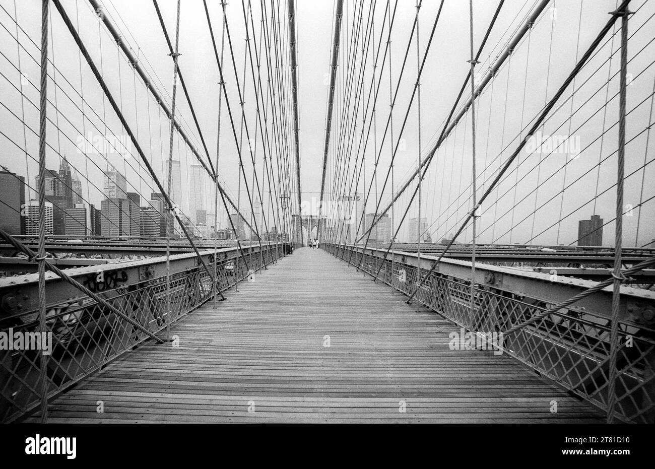 Photographie en noir et blanc des archives des années 1990 du pont de Brooklyn, New York. Banque D'Images