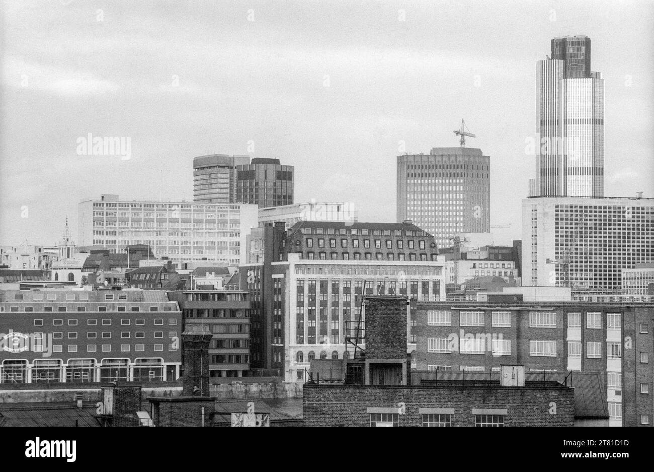 Image d'archive en noir et blanc des années 1980 d'une vue surélevée sur les gratte-ciel de la ville de Londres depuis Bankside sur South Bank. Tour NatWest sur la droite. Banque D'Images