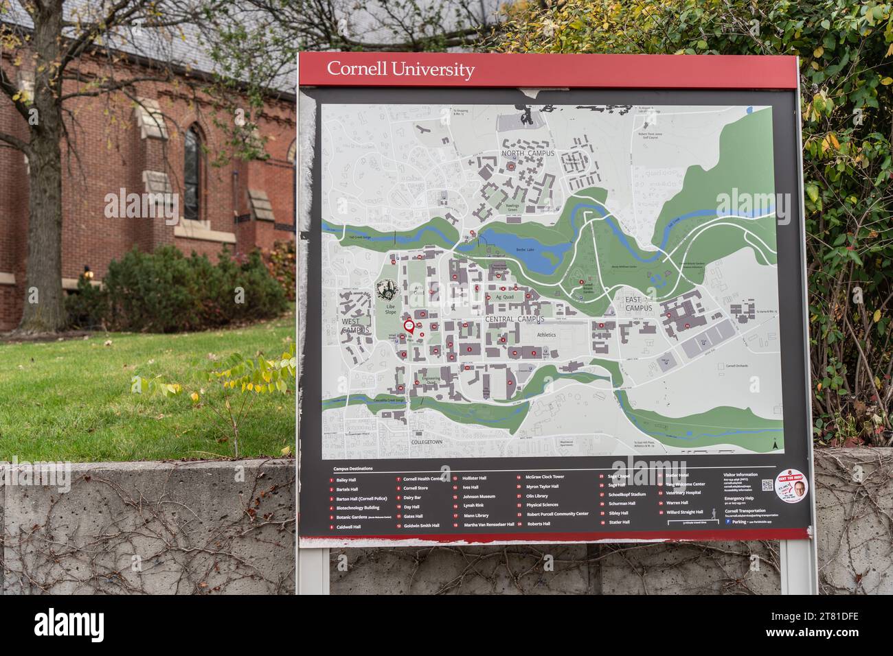 Ithaca, New York - 6 novembre 2023 : carte de l'Université Cornell située à l'extérieur du Sage Hall et du Campus Store Banque D'Images